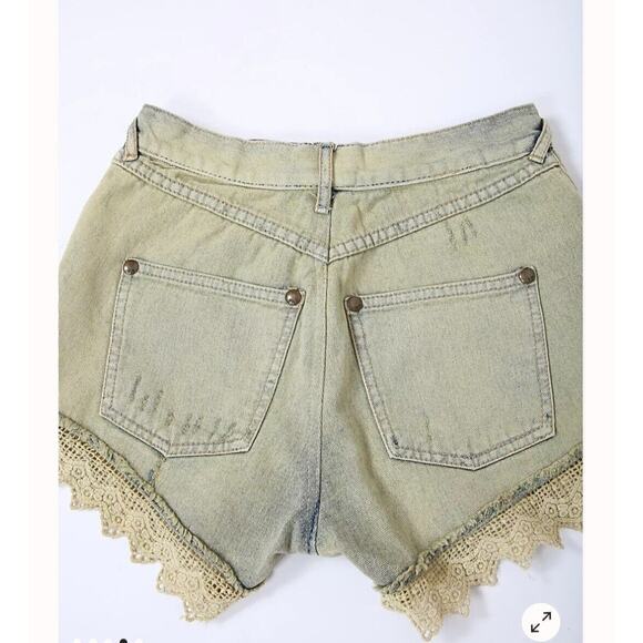 Free People Lace Hem Crochet Cutoff Denim Shorts Women’s 25 Light Wash EUC - Picture 3 of 8